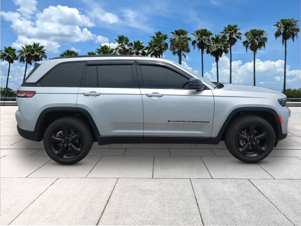 Used 2023 Jeep Grand Cherokee Altitude AWD/4WD image 9