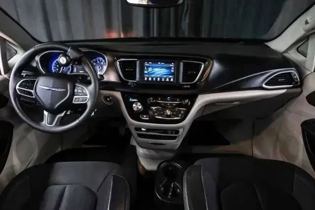 Used 2018 Chrysler Pacifica Touring Plus w/ Tire & Wheel Group FWD image 18