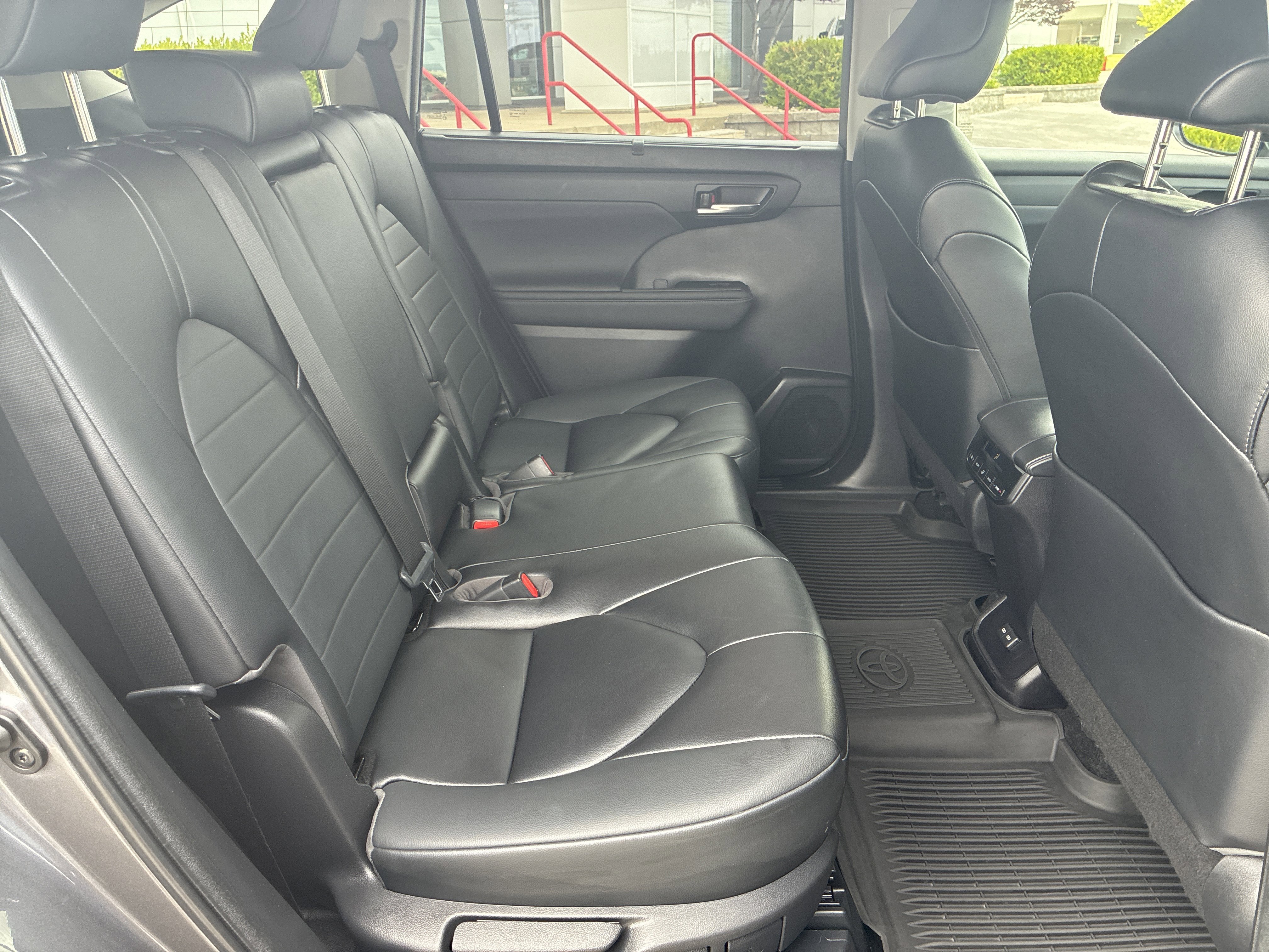 Used 2023 Toyota Highlander XLE AWD/4WD image 29