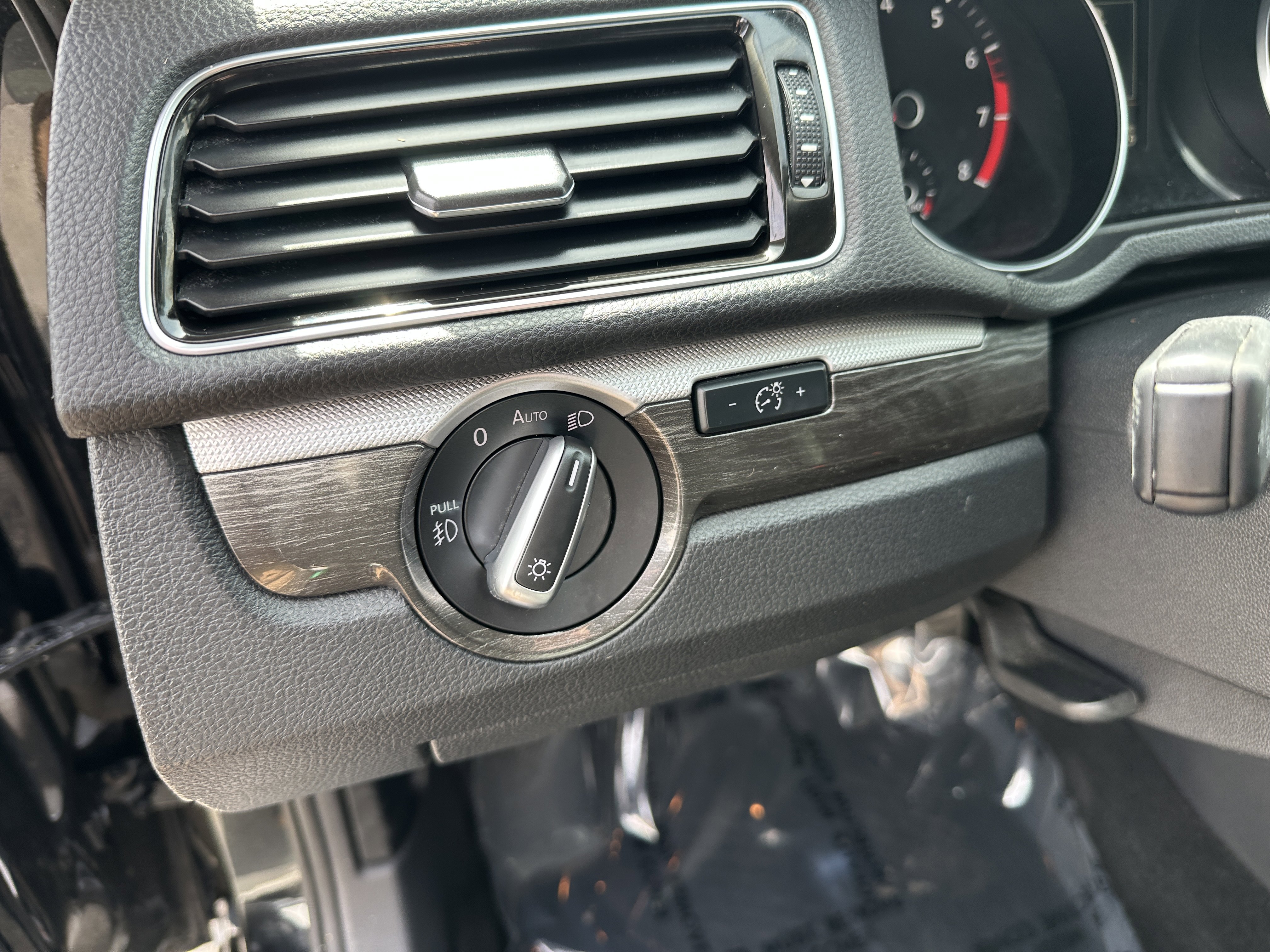 Used 2016 Volkswagen Passat 1.8T SEL Premium image 25