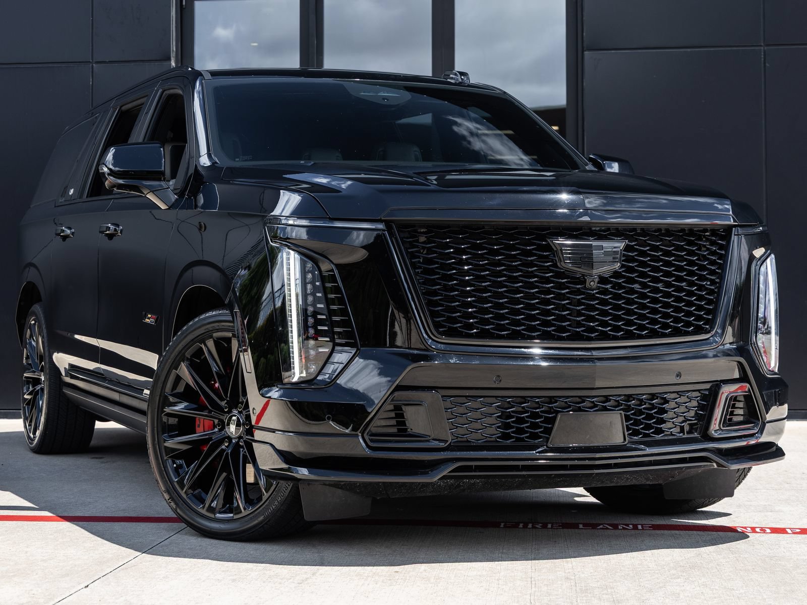 Used 2025 Cadillac Escalade ESV V AWD/4WD image 2