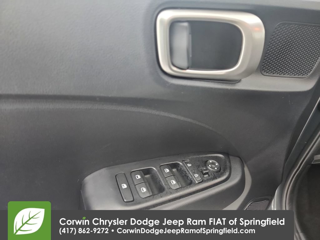 Used 2025 Hyundai Venue SEL FWD image 21