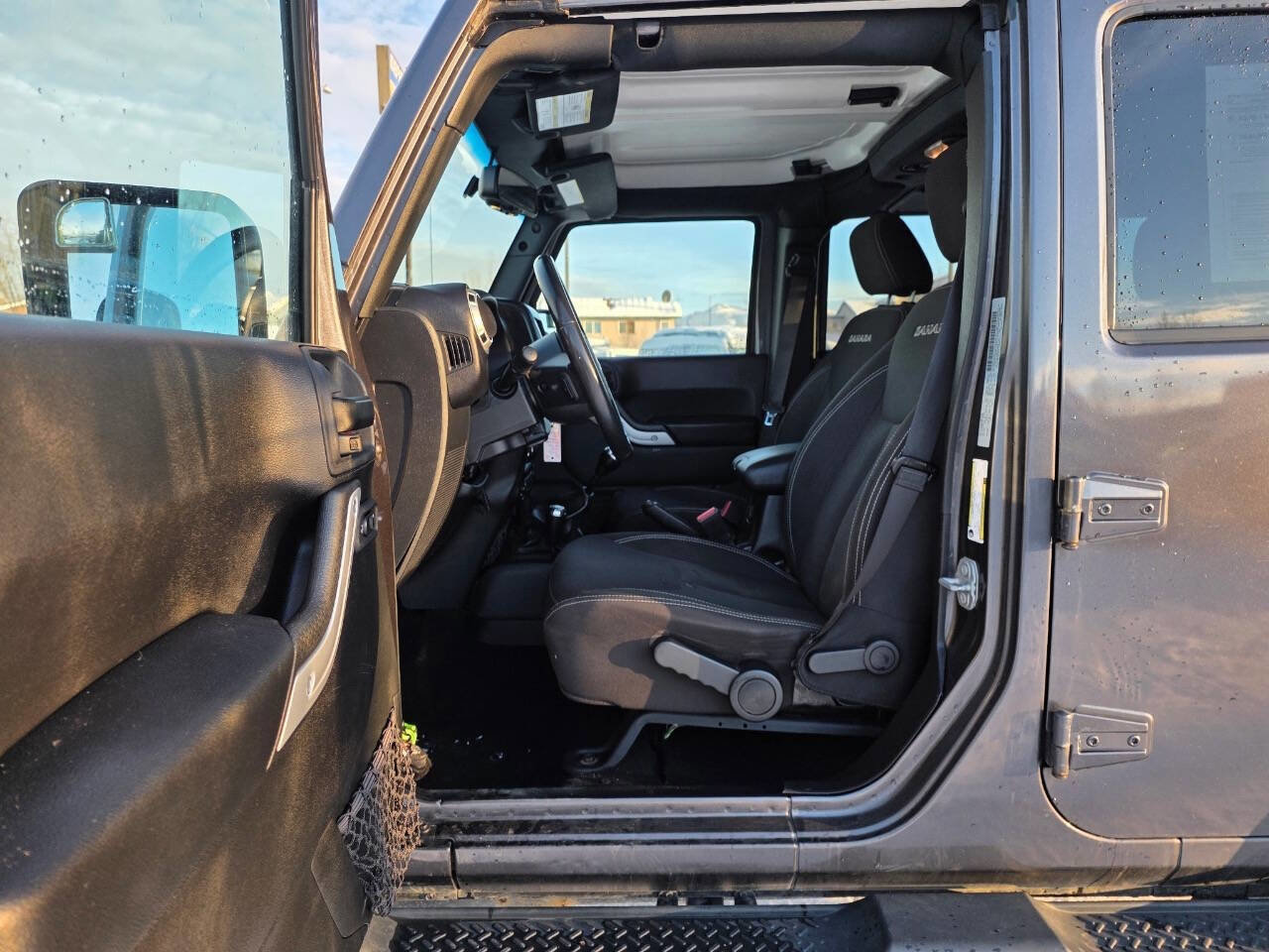 Used 2017 Jeep Wrangler Unlimited Sahara w/ Connectivity Group image 5