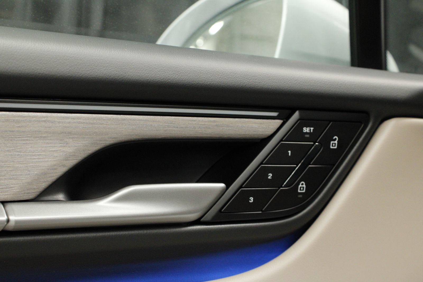 Certified 2025 Porsche Macan Electric RWD image 28