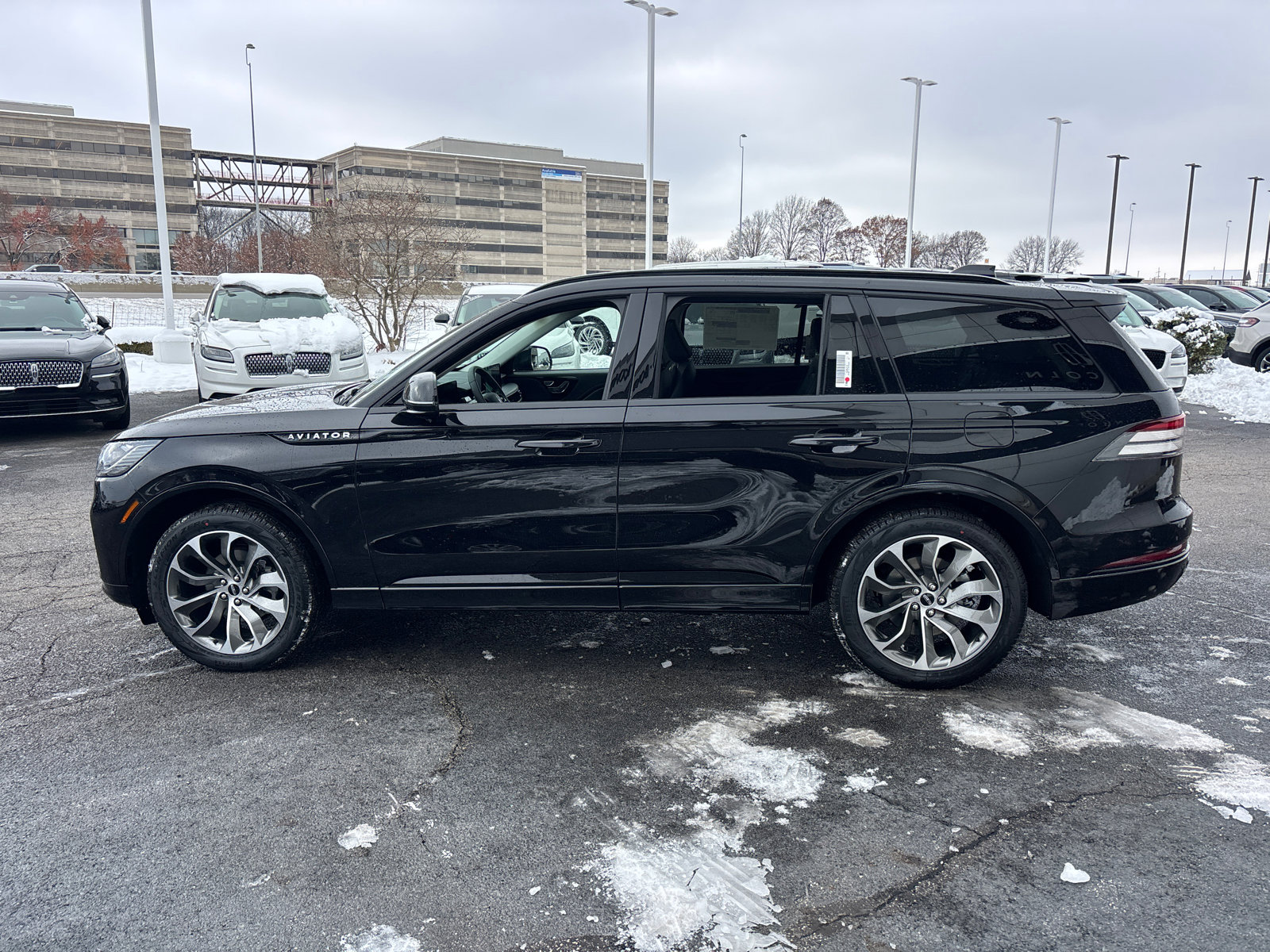 New 2026 Lincoln Aviator AWD w/ Jet Appearance Package image 4