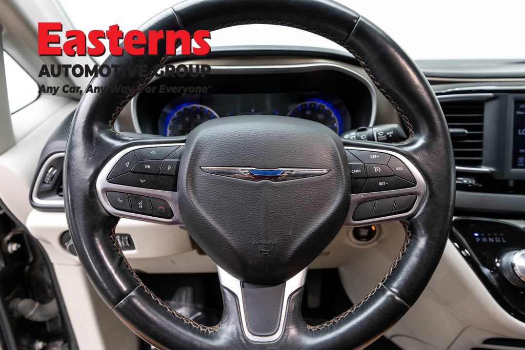 Used 2019 Chrysler Pacifica Touring-L FWD image 10