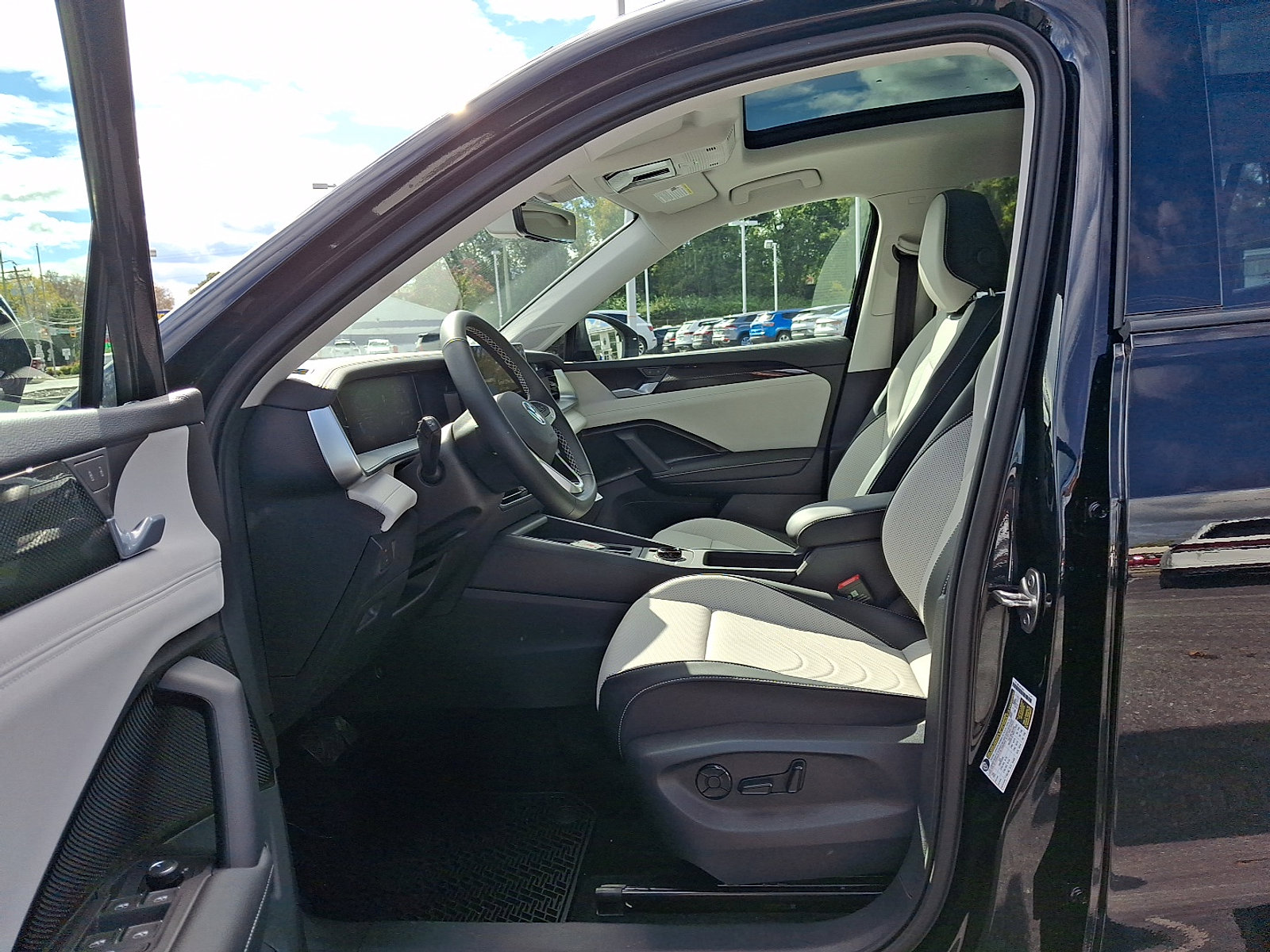 New 2025 Volkswagen Tiguan SE image 7