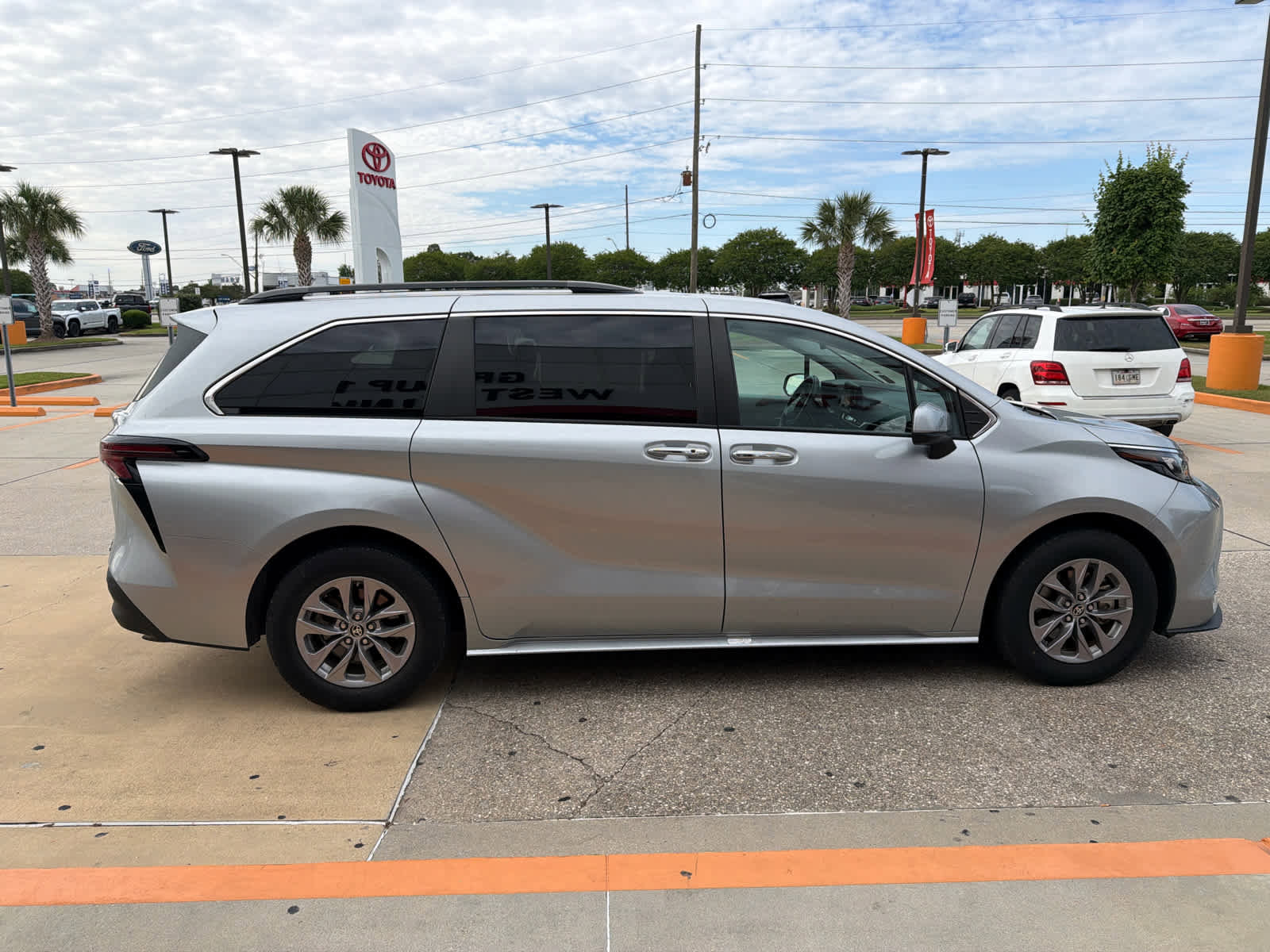 Used 2024 Toyota Sienna XLE FWD image 11