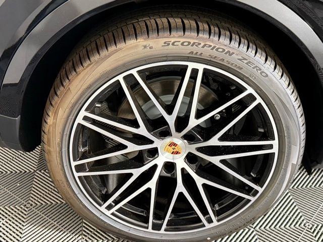 Certified 2025 Porsche Cayenne Coupe image 12