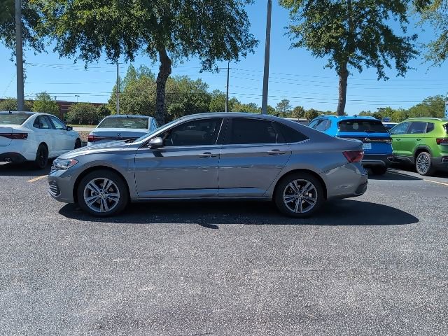 Used 2023 Volkswagen Jetta SE image 3