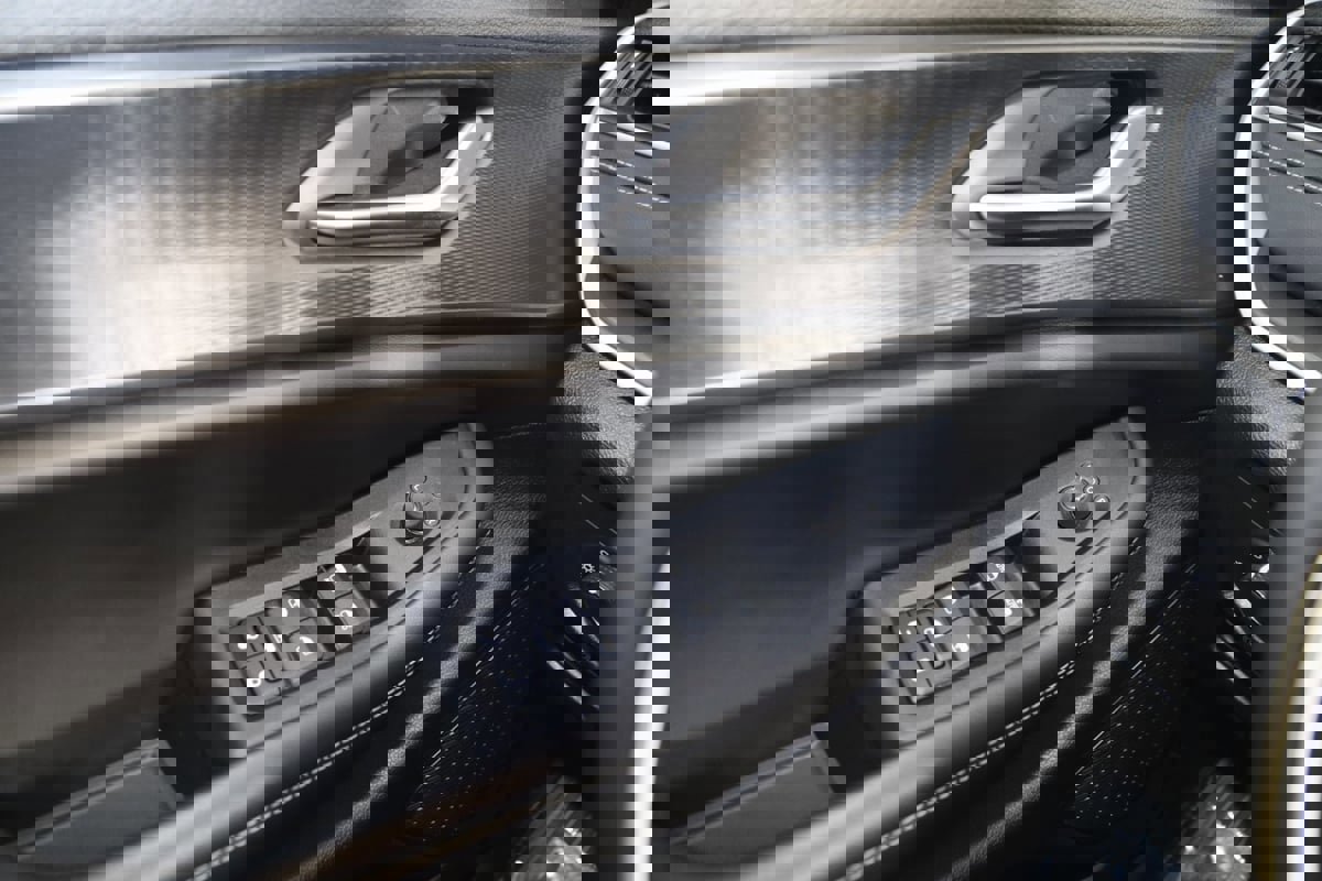 Used 2023 Jeep Grand Cherokee Laredo X image 27