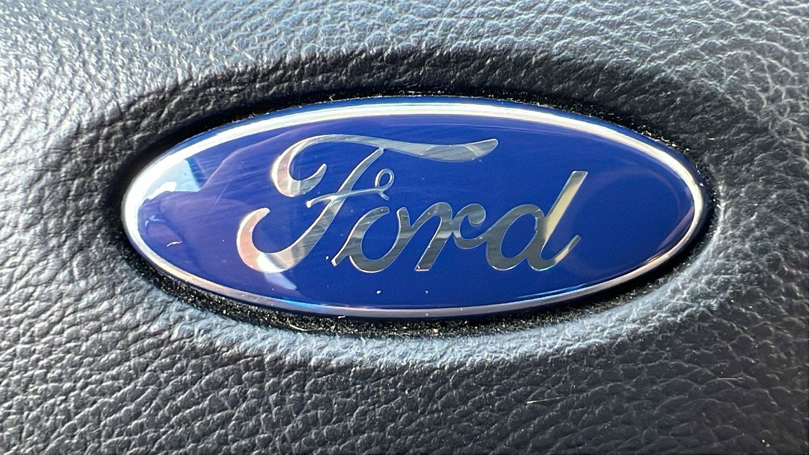 Used 2015 Ford Edge Titanium w/ Equipment Group 302A AWD/4WD image 34
