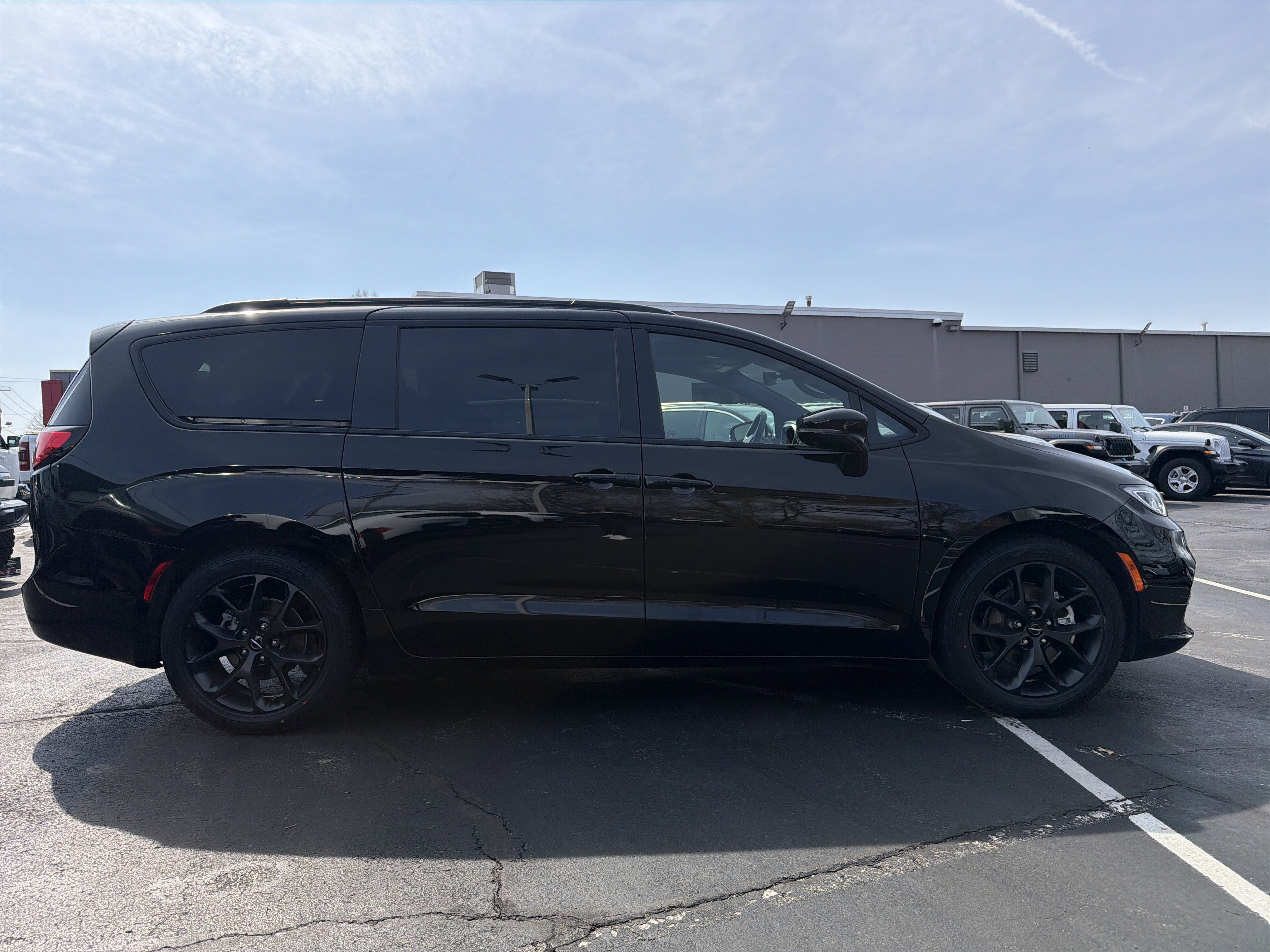 Used 2024 Chrysler Pacifica Limited w/ Uconnect Theater Family Group image 8