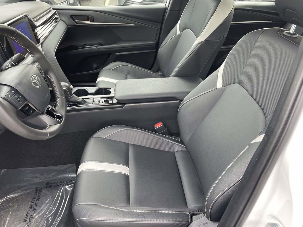 Used 2025 Toyota Camry SE w/ Convenience Package image 29