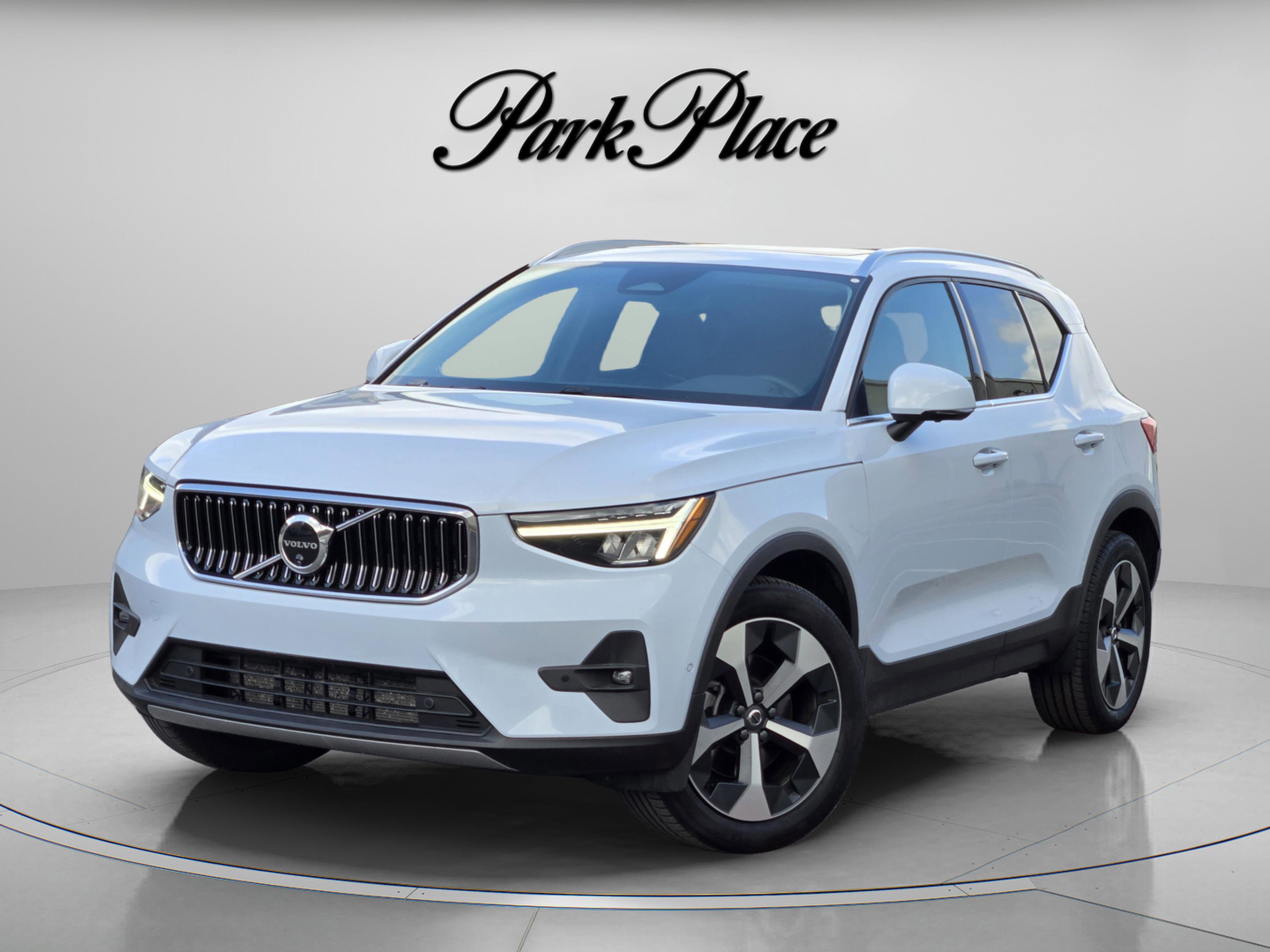 Used 2025 Volvo XC40 B5 Plus image 1