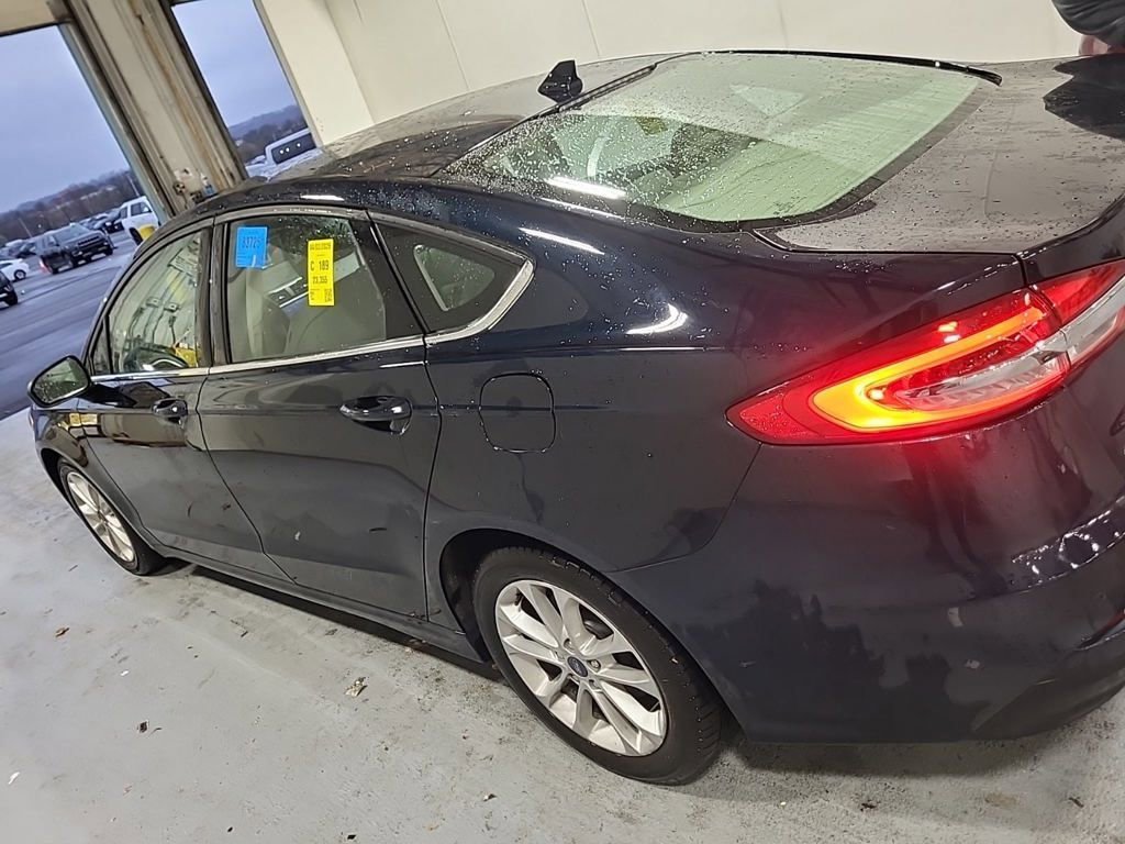 Used 2020 Ford Fusion SE image 3