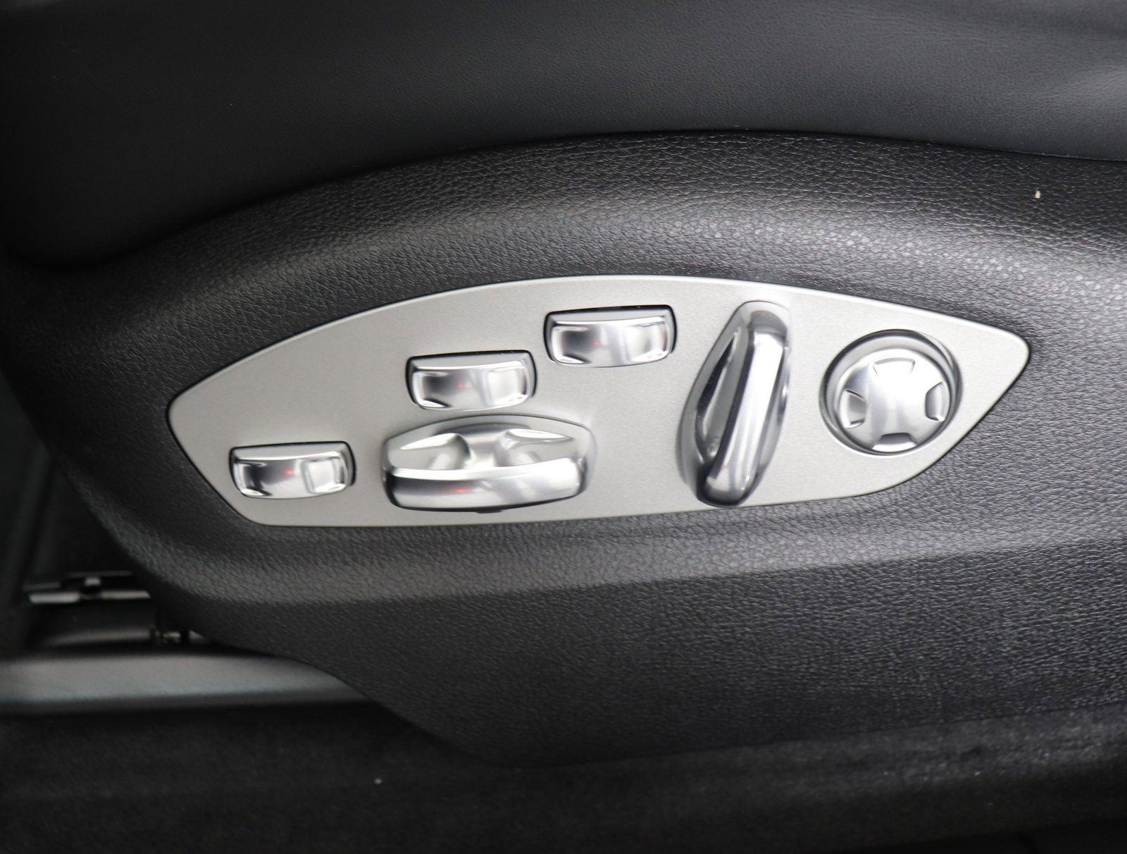 Certified 2025 Porsche Macan image 16