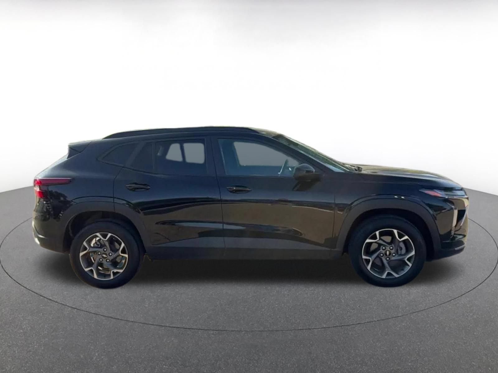 Used 2025 Chevrolet Trax LT w/ LT Convenience Package FWD image 16