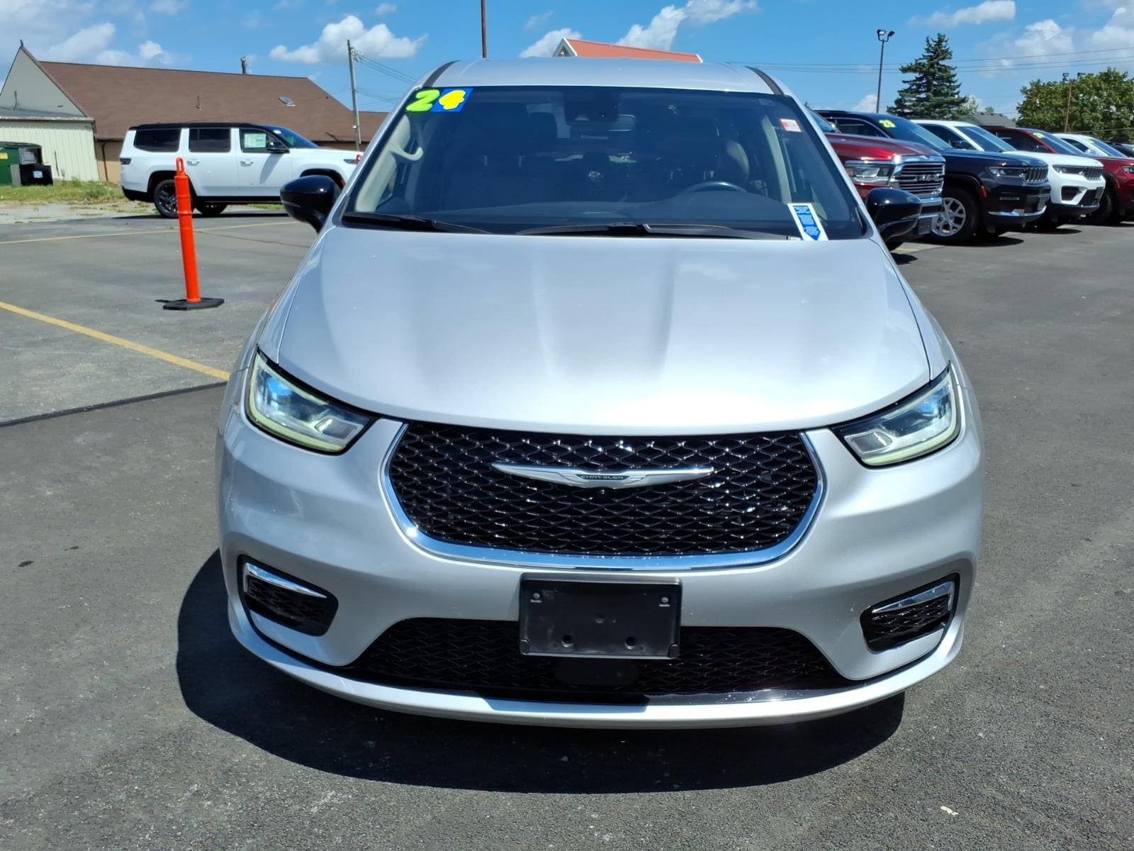 Used 2024 Chrysler Pacifica Touring-L FWD image 2