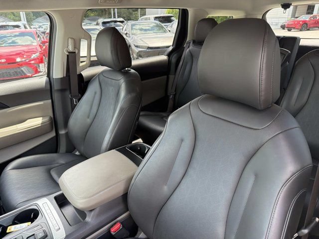 Used 2025 Kia Carnival FWD image 11
