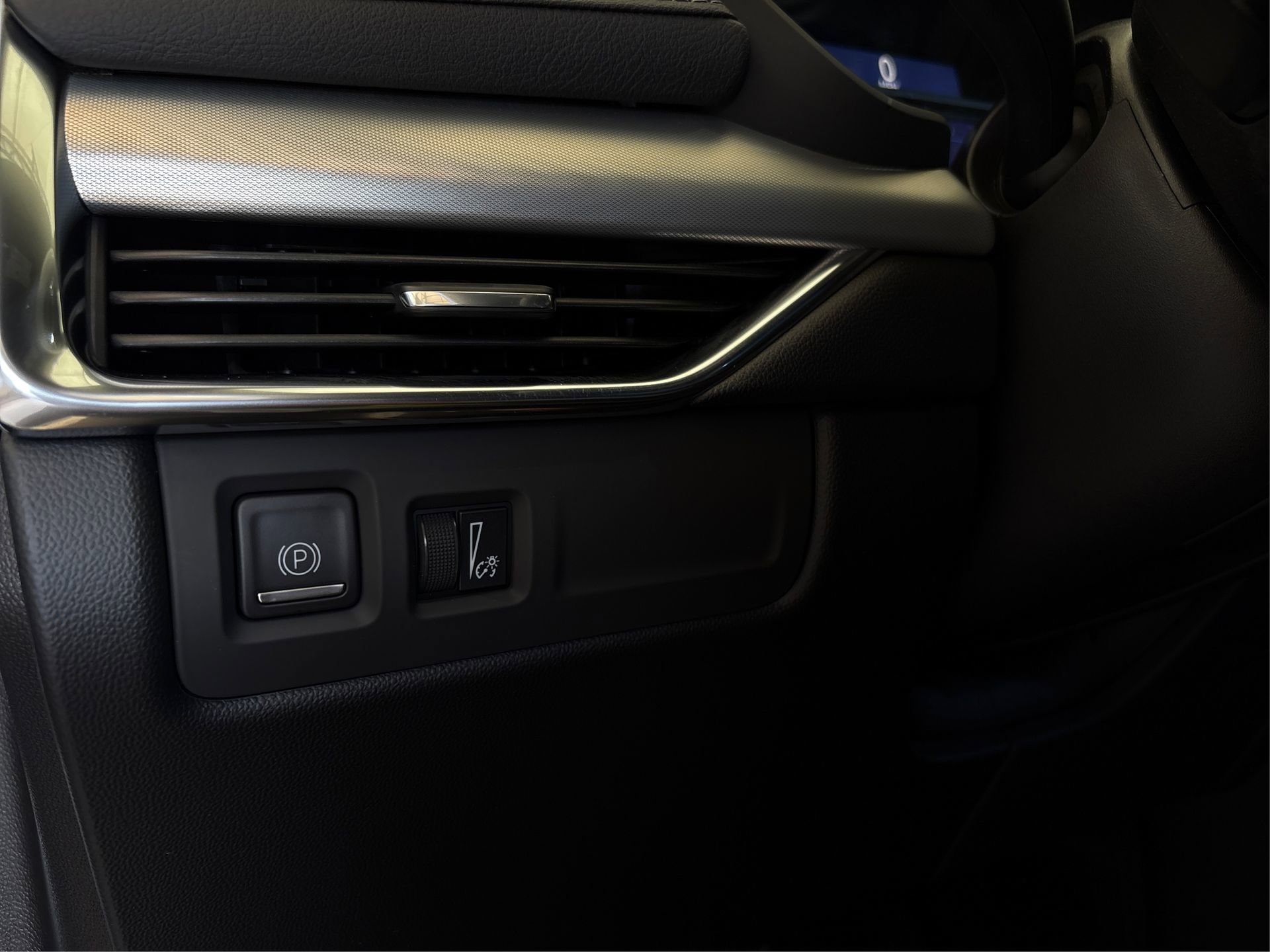 Certified 2021 Cadillac XT4 Premium Luxury w/ LPO, Radiant Package image 21