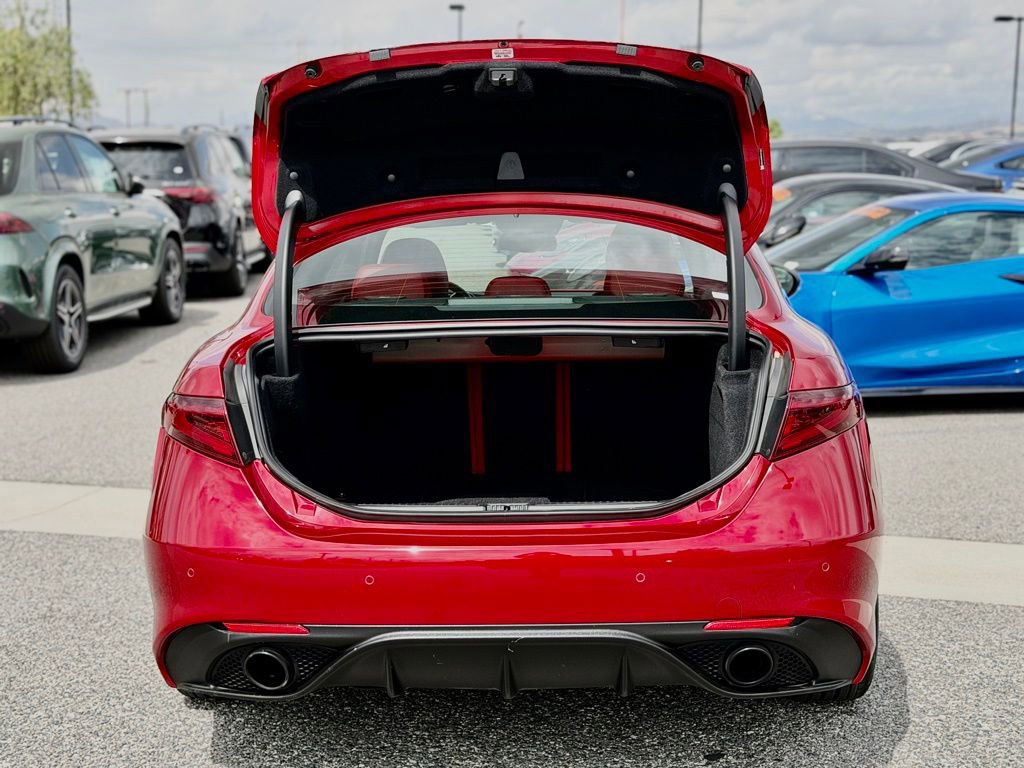 Used 2023 Alfa Romeo Giulia Veloce RWD image 13
