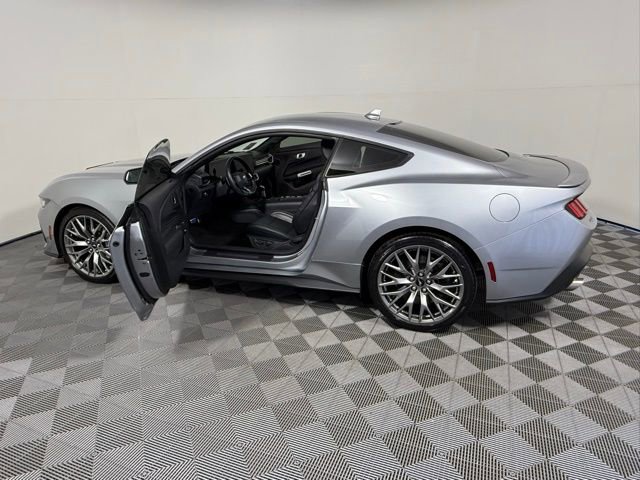Used 2024 Ford Mustang GT Premium image 3