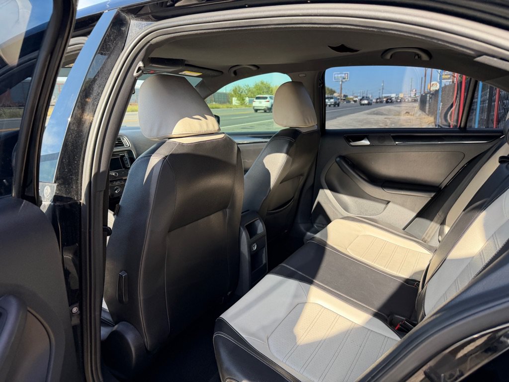 Used 2015 Volkswagen Jetta Sport FWD image 23