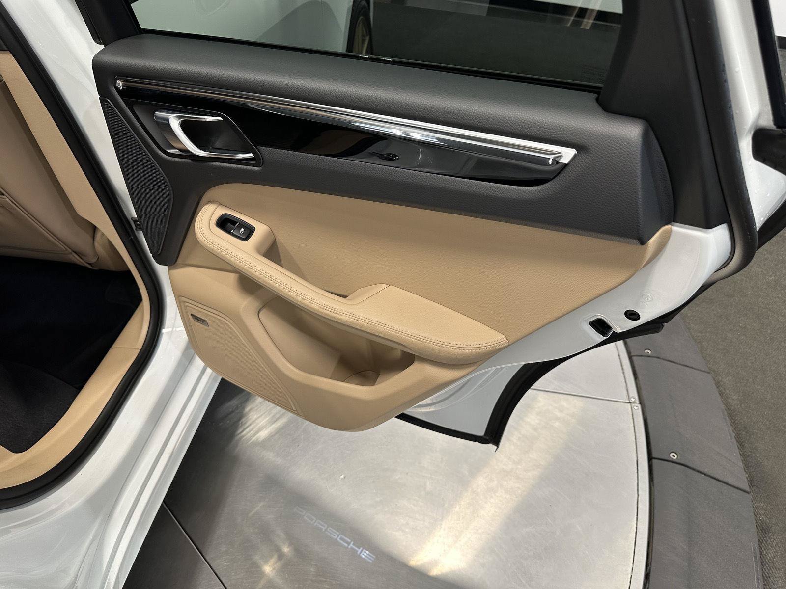 Certified 2025 Porsche Macan AWD/4WD image 39