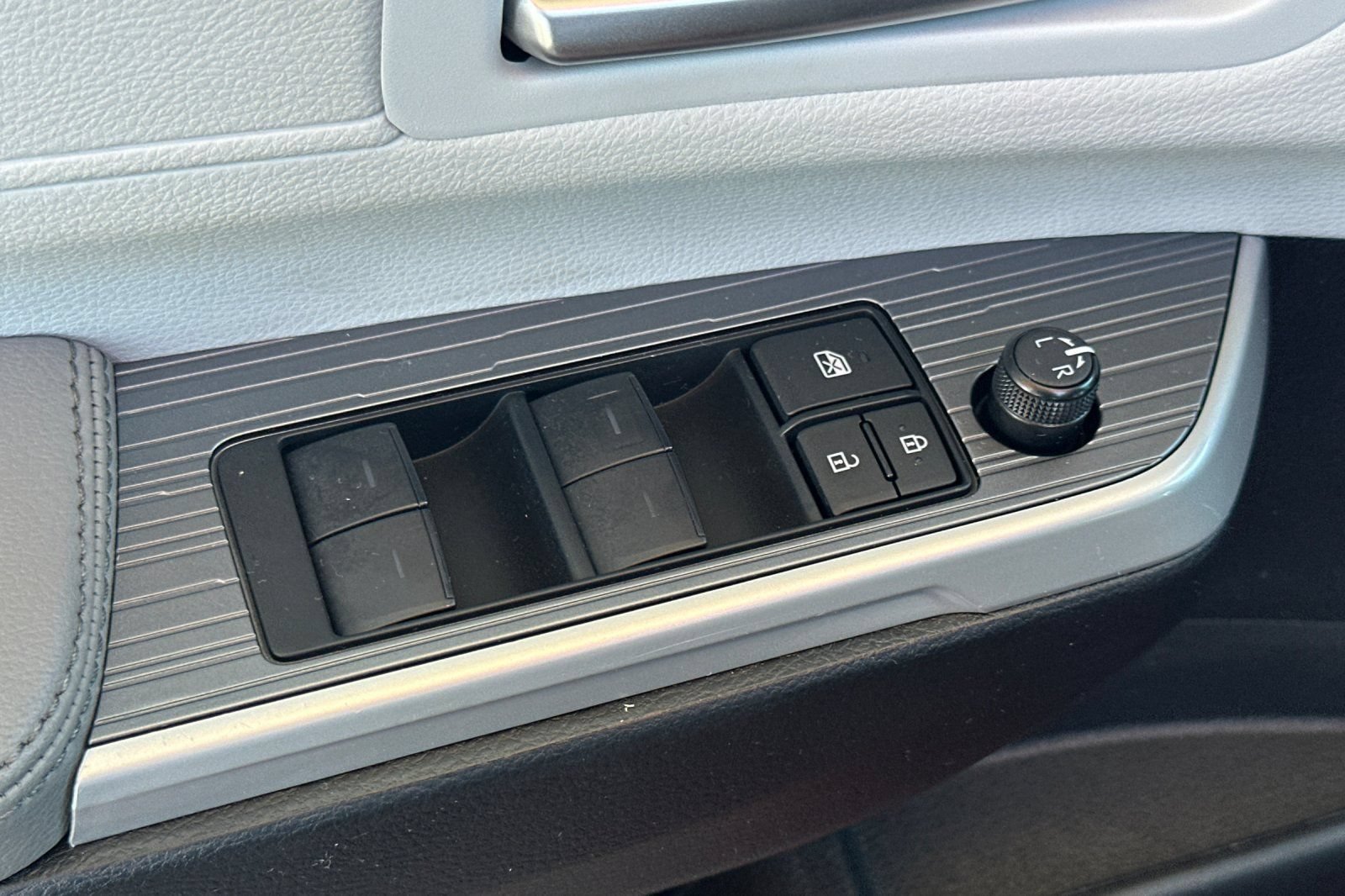 Used 2025 Toyota Sienna XLE FWD image 13