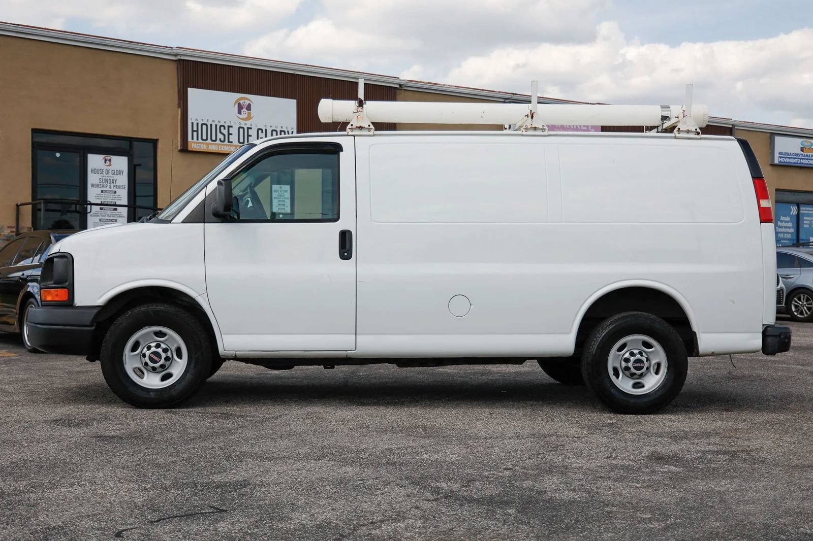 Used 2011 GMC Savana 2500 RWD image 2