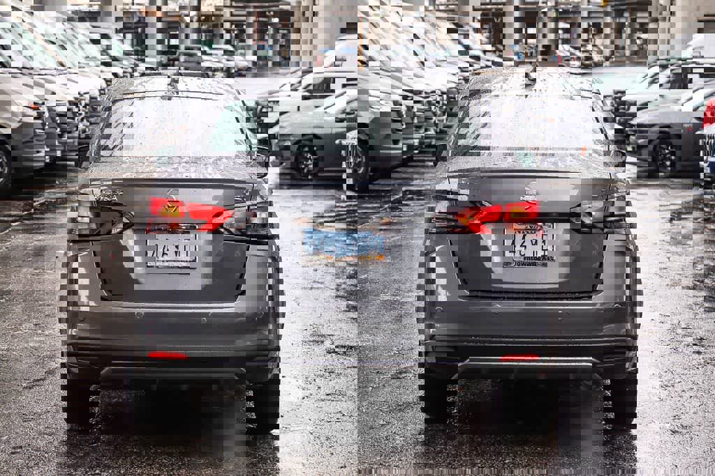 Used 2023 Nissan Versa SV image 5