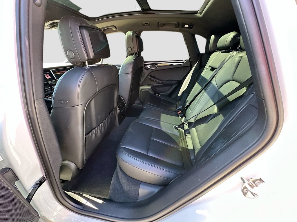 Certified 2023 Porsche Macan AWD/4WD image 24