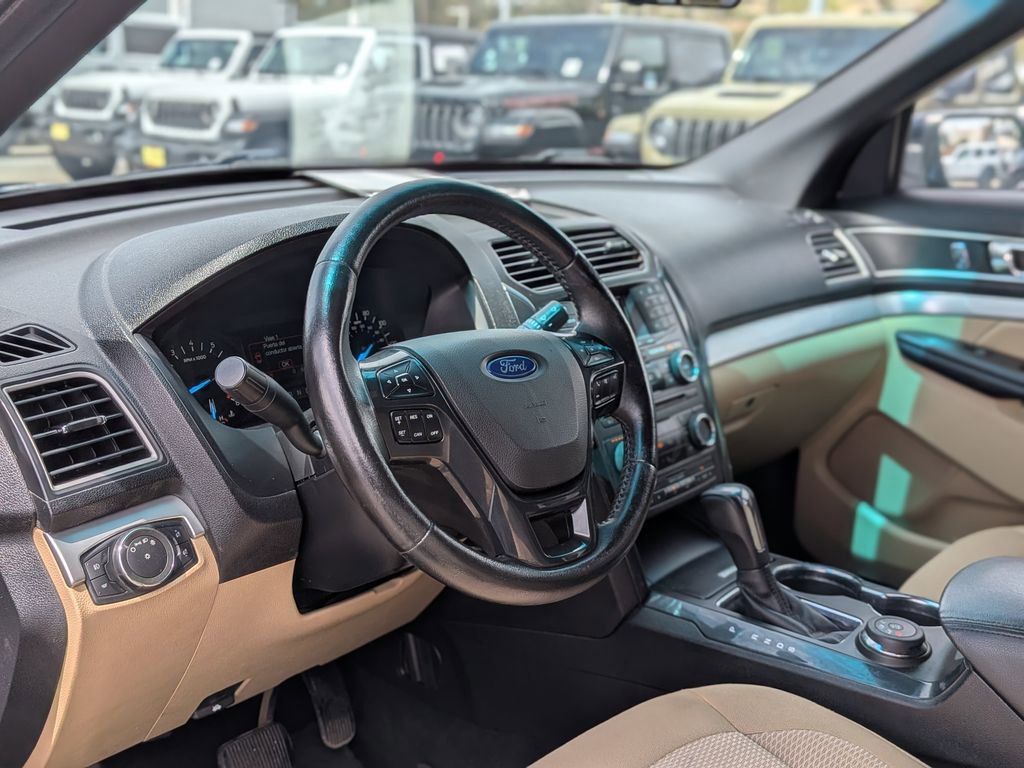 Used 2016 Ford Explorer XLT image 12