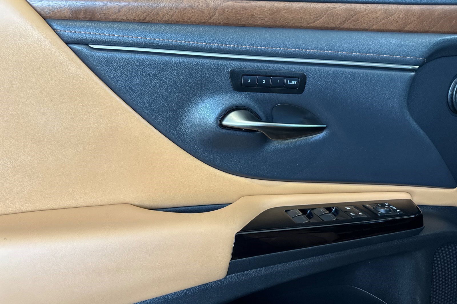 Certified 2025 Lexus ES 350 w/ Premium Package FWD image 12