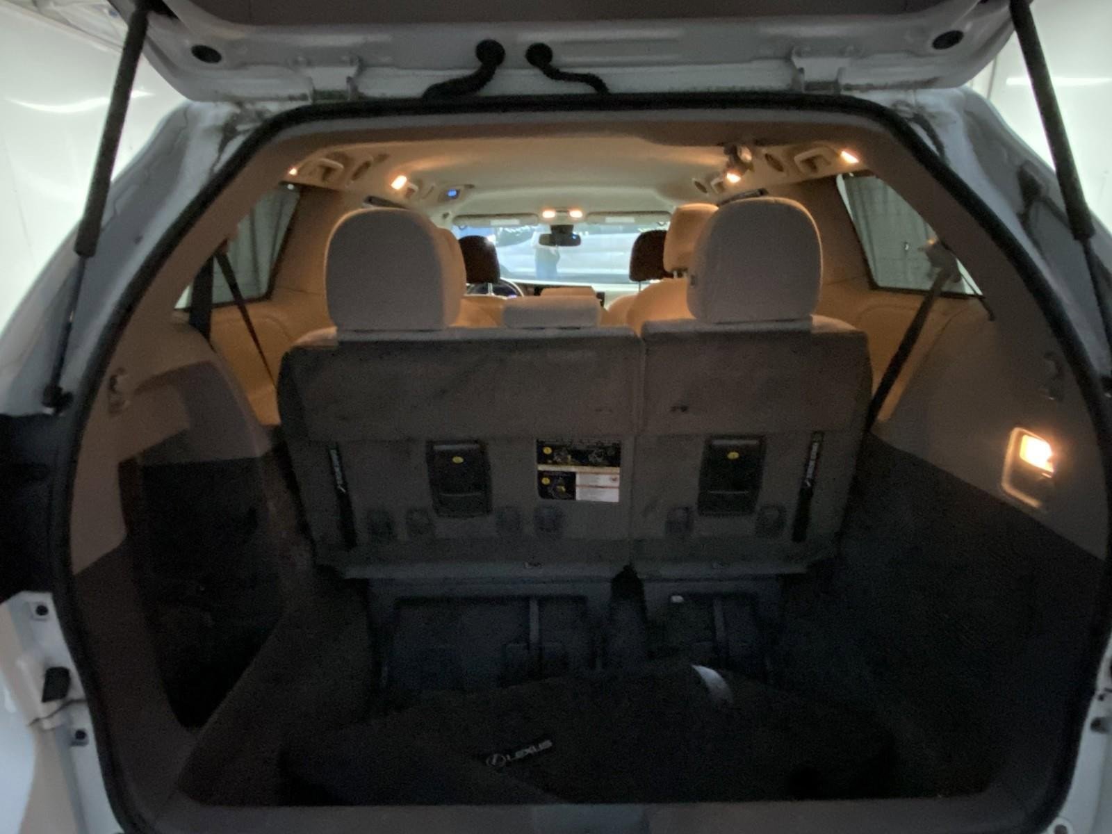 Used 2018 Toyota Sienna LE w/ Carpet Mat Package image 16