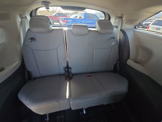 Used 2024 Toyota Sienna Limited image 12