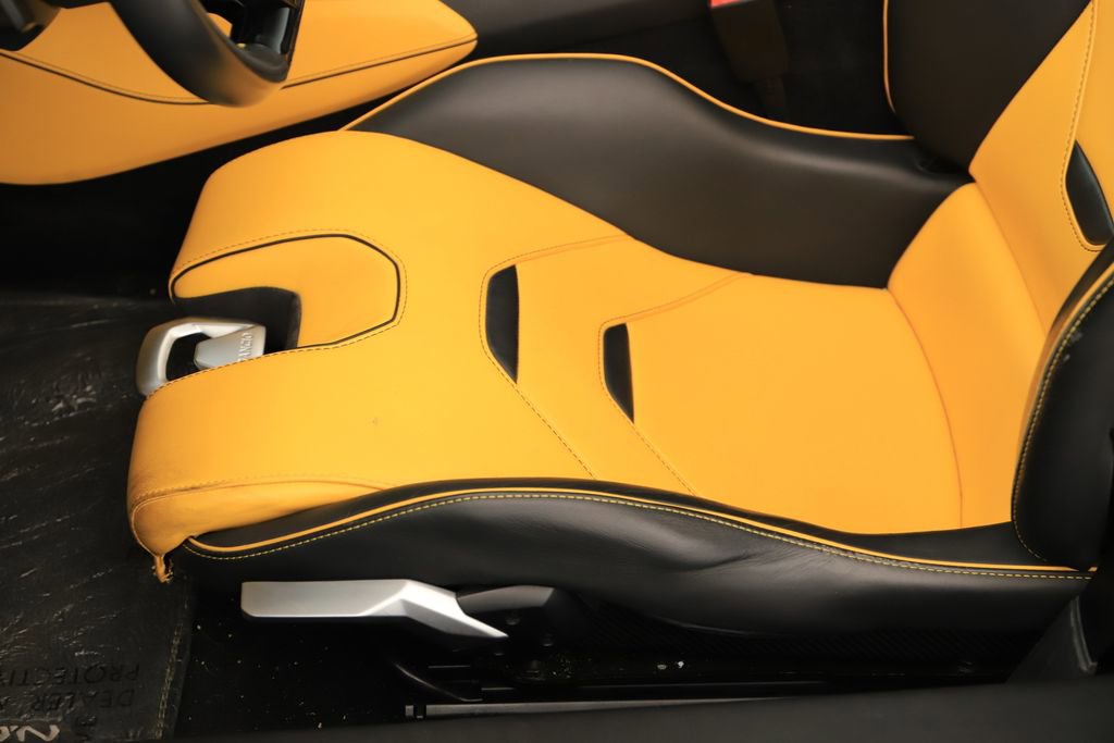 Used 2020 Lamborghini Huracan EVO RWD image 21