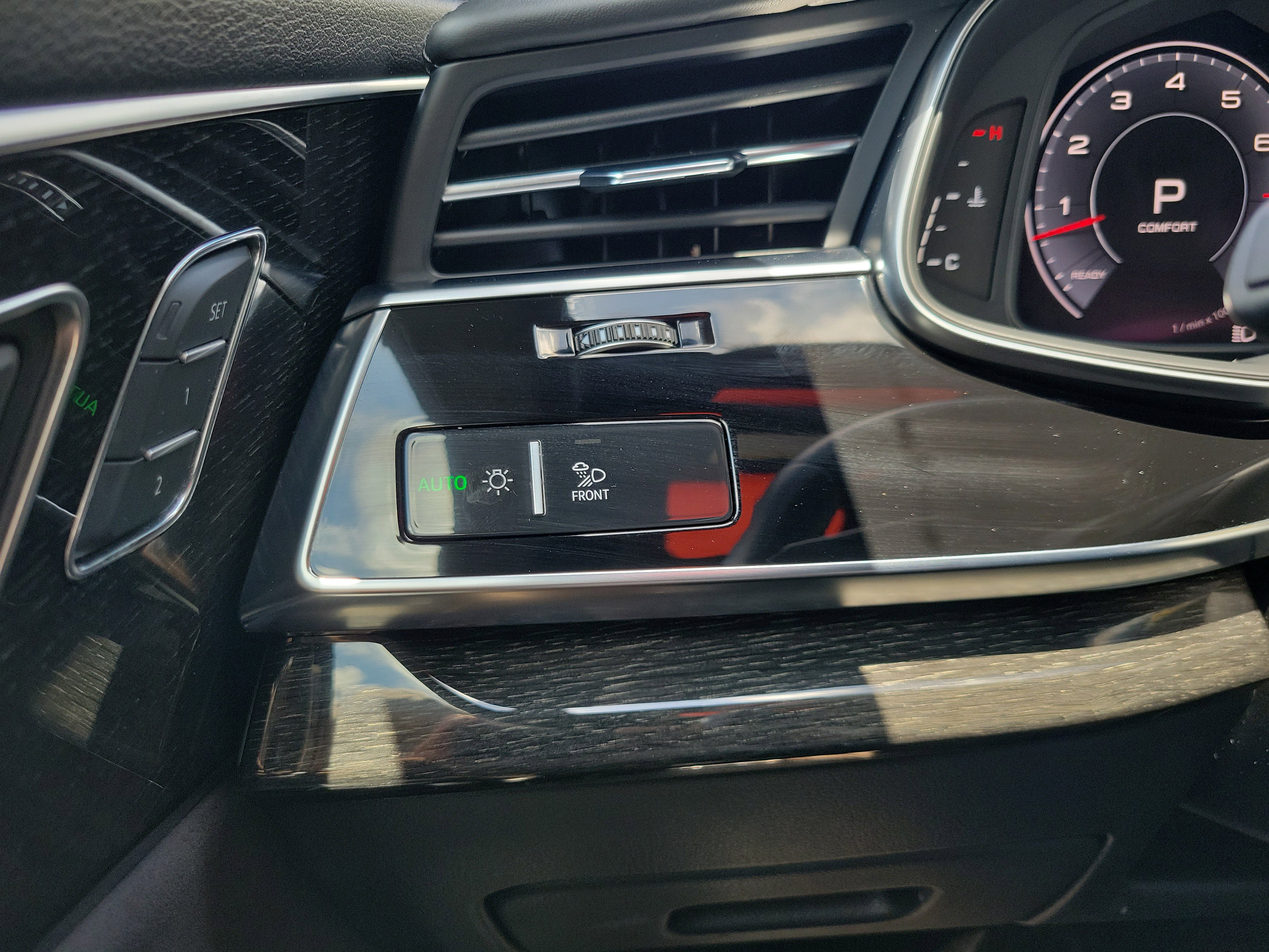 Used 2019 Audi Q8 Prestige w/ Luxury Package AWD/4WD image 27