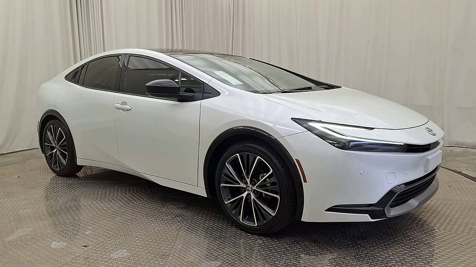 Used 2023 Toyota Prius XLE image 5