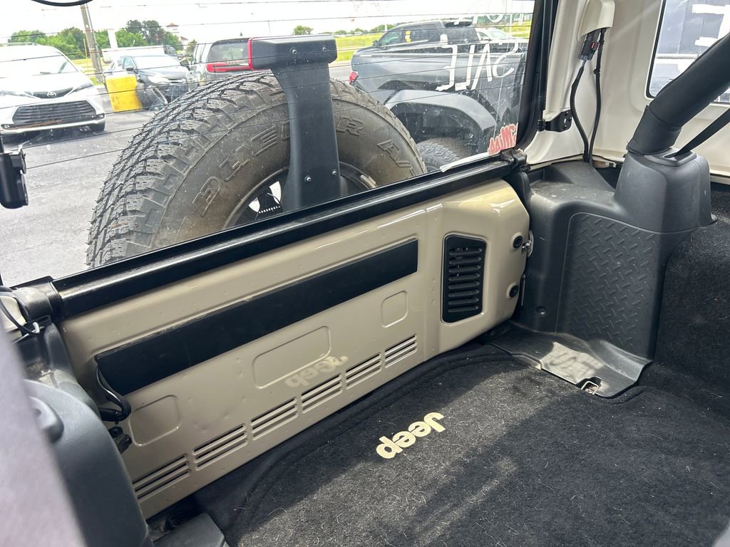 Used 2017 Jeep Wrangler Unlimited Sahara w/ Connectivity Group AWD/4WD image 8