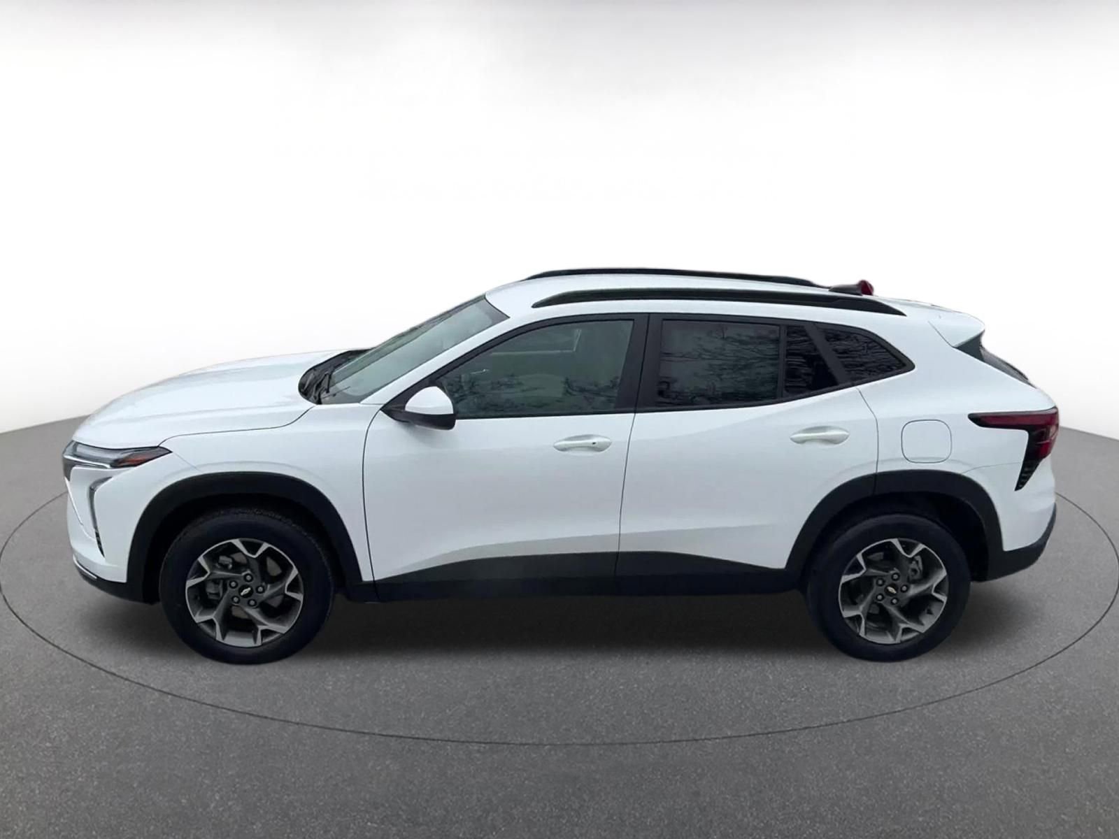 Used 2025 Chevrolet Trax LT w/ LT Convenience Package image 9