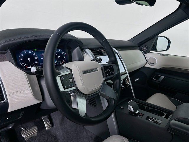 Certified 2023 Land Rover Discovery Metropolitan Edition image 9