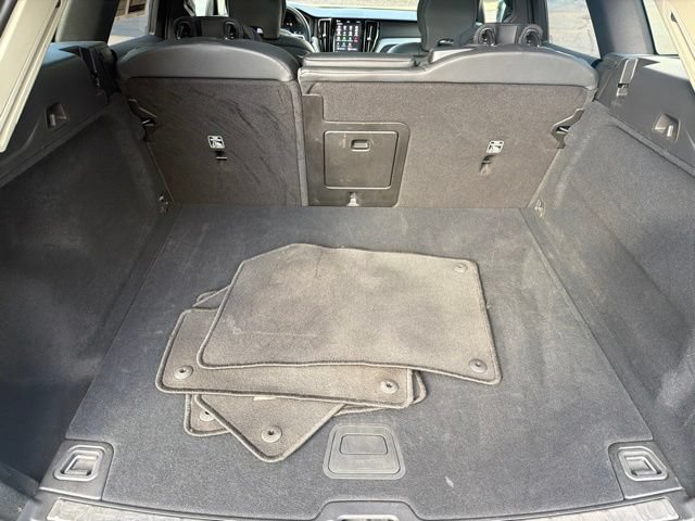 Used 2025 Volvo XC60 B5 Plus AWD/4WD image 37