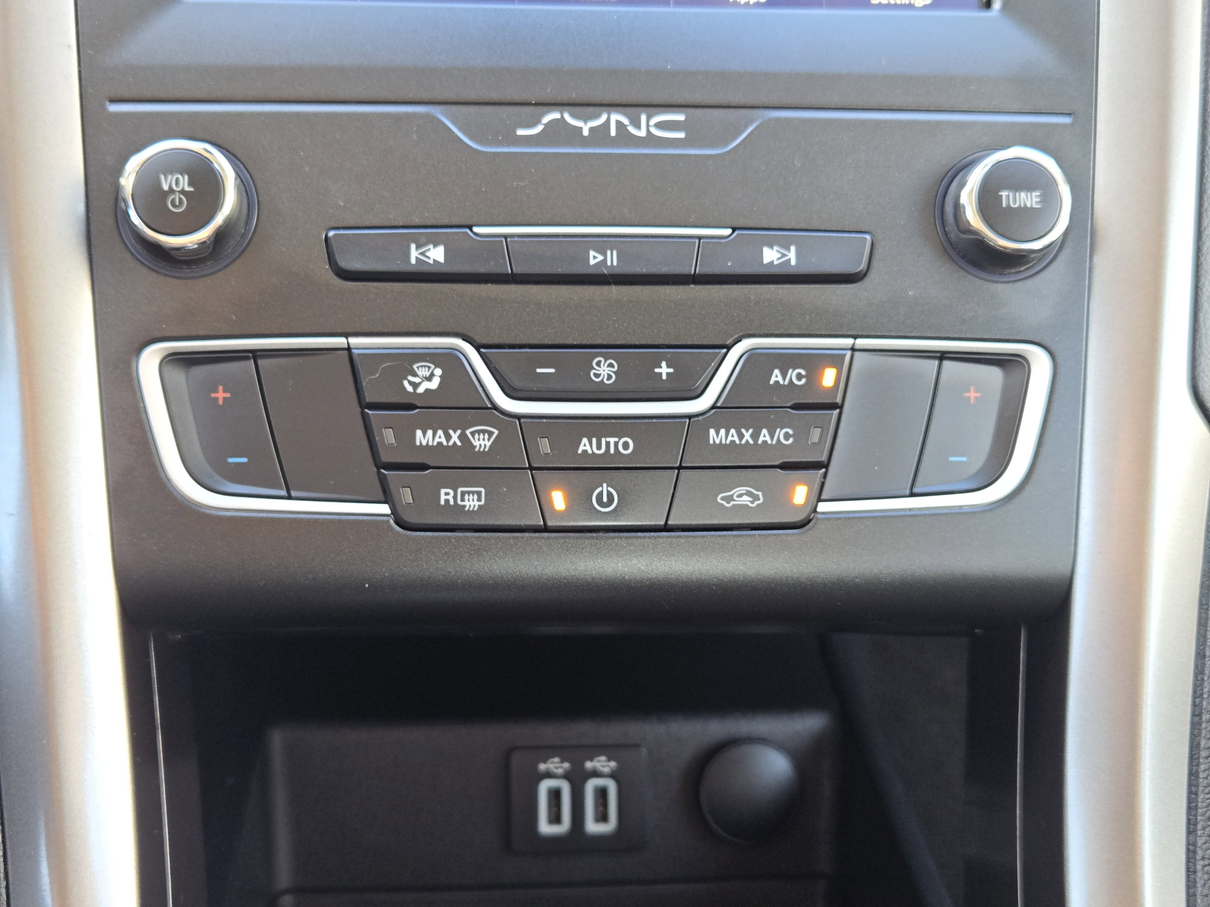 Used 2020 Ford Fusion SE image 22