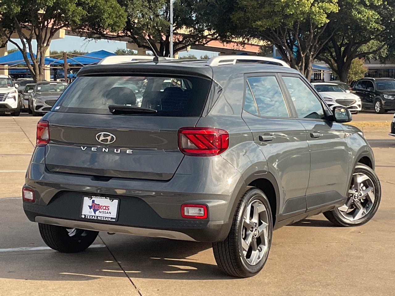 Used 2025 Hyundai Venue SEL FWD image 4