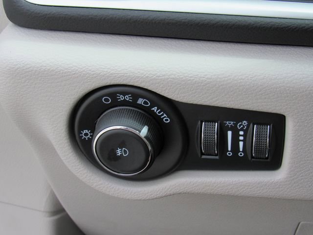 Used 2024 Chrysler Pacifica Touring-L image 27