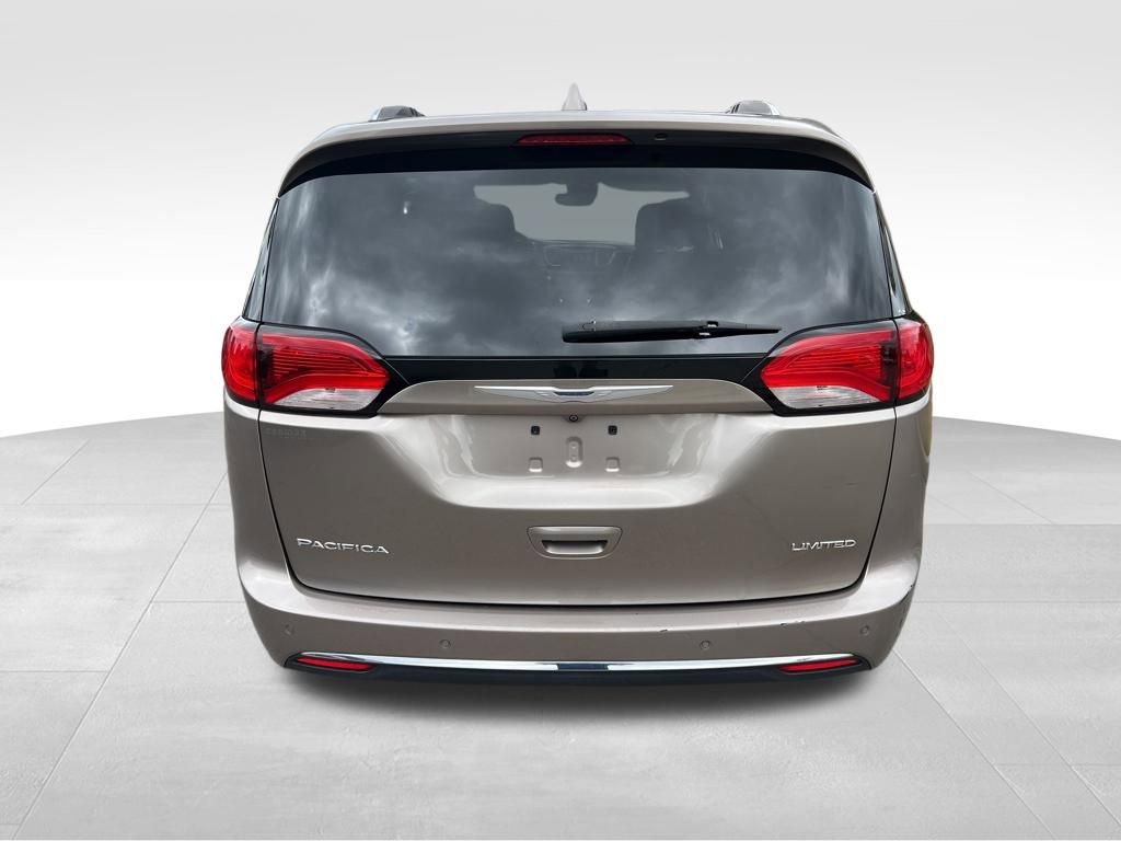 Used 2018 Chrysler Pacifica Limited w/ Tire & Wheel Group FWD image 6