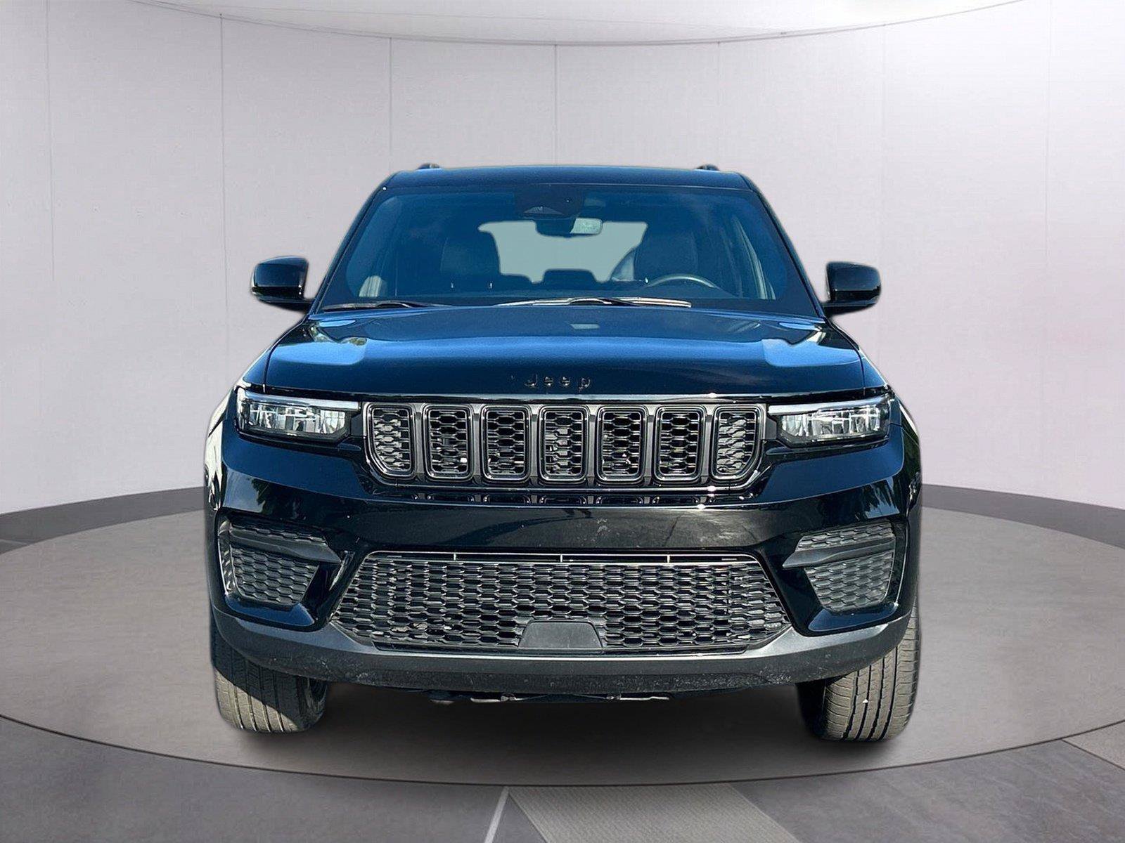Used 2024 Jeep Grand Cherokee Altitude AWD/4WD image 10