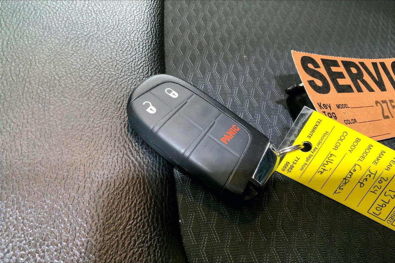 Used 2024 Jeep Compass Latitude w/ Altitude Special Edition AWD/4WD image 10